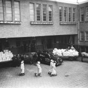 Kenteken: A 17403; Groningen, Viaductstraat 3a, binnenplaats puddingfabriek A.J. Polak NV, 1944 (1785-30296)