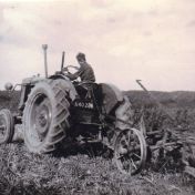 Kenteken: A 40286; Fordson E 27. Weiwerd, foto gemaakt bij de fam Fokko Jansen. foto: D. K. Visser