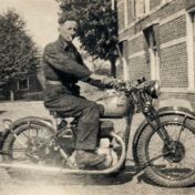 Kenteken: A 4165; Jan Heikens op de BSA motor, foto: C. Luring