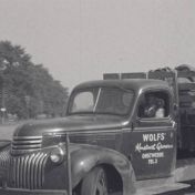 Kenteken: A 15914; Chevrolet, foto: still uit de film "Onstwedde paraat" G. Molenaar, A.C.F.O., 1955 coll. GrA (2209-AV11306)