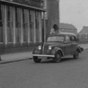 Kenteken: A 32383; Renault Juvaquatre, foto: still uit de film "Het districtsconsultatiebureau tuberculosebestrijding", C.R. Tiddens, 1948. coll. GrA (2209-AV0447)