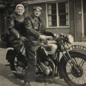 Kenteken: A 21944; Tjebbel Maris en zijn vrouw Gebina Homburg op de motor, 1934, foto: T. Maris