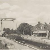 Kenteken: A 7845; Ophaalbrug en sluis, Noordscheschut, ca. 1938, foto: <a href='https://www.drentsarchief.nl/onderzoeken/beeldbank/zoeken/detail/b9b26b20-9c38-ed93-e29f-2aef74c045b2/media/8e66a568-d340-8719-f436-bc7b0419a943' target='_blank'>Collectie Drents Archief</a>