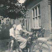 Kenteken: A 932; DKW,  Rene en Juus Feddema, Kloosterburen, foto:  I. Fellinger-Feddema
