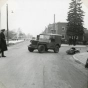 Kenteken: A 4592; illys Jeep, Beneden Westerdiep/Verl. van Berensteynstraat Veendam 20-02-1953, foto: collectie Veenkoloniaal Museum (vm 7.3 Po On 14)