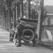 Kenteken: A 1215; Buick met chauffeur, uitsnede 2437-7021.jpg; Fotograaf: Willem Johannes Oppenoorth