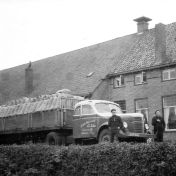 Kenteken: A 37643; Volvo bij de boerderij van J. Glas, Tussenklappen, Muntendam, foto: D. Martens