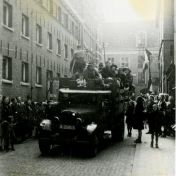 Kenteken: A 29105; Chevrolet, foto uit fotoalbum padvinderij van Bernard Huisman, 1944-1946 (2139-0331)