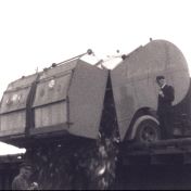 Kenteken: A 30763; Ford V8, foto: still uit de film "De Groningsche reinigingsdienst, voorheen en thans" , C.R. Tiddens, 1936-1949, coll. GrA (2209-AV0061)