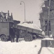 Kenteken: A 25185; Sneeuw wordt uit de Ford V8 gelost op het Damsteriep, foto: still uit de film "De Groningsche reinigingsdienst voorheen en thans", C.R. Tiddens, 1936-1949 coll. GrA (2209-AV0061)