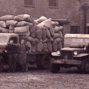 Kenteken: A 48827; De Dodge vrachtauto's van de Coöp. Landbouwvereniging Zuidelijk Westerkwartier, foto: J. van Houten
