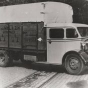Kenteken: A 16957; Volvo uit 1934 aan het Boterdiep, foto: collectie W. Eekhof