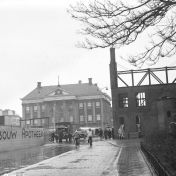 Kenteken: A 18358; Grote Markt gezien vanaf de Sint Jansstraat, met Hoofdwacht, Stadhuis en Apotheek Sissing in aanbouw, 1953 (2248-3987); Fotograaf: Fotobedrijf Piet Boonstra