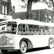 Kenteken: A 7222; Ter Apel, Hoofdstraat, Volvo bus van Bergman in Gado kleur, chauffeur Piet Niemeijer, foto: <a href='http://www.oudterapel.nl' target='_blank'>Website Oud Ter Apel</a>