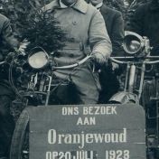 Kenteken: A 6102; Jan Scheper op de Wanderer motor, uitsnede foto Museum Heerenveen