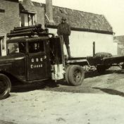 Kenteken: A 8240; Chevrolet vrachtwagen uitgerust met houtgasgenerator, foto: archief W. Mollema
