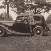 Kenteken: A 9761; Pieter Faber en zoon bij de Chevrolet, foto: P. Faber