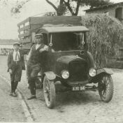 Kenteken: A 11354; Bode R.J. Wildeman naast de Ford T. foto: collectie Veenkoloniaal Museum (Bo 332)