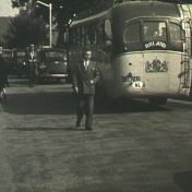 Kenteken: A 36242;  Diamond T, foto: still uit de film "Tocht Ouden van Dagen gemeente Termunten", Friedel Tahl, Foto Modern Winschoten, 06-1952, coll. GrA (2209-AV7016)