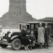 Kenteken: A 4711; Chrysler, Familie van der Molen en familie Scherf in Leipzig, 1930, bij het Monument v.d. Volkerenslag 1813.  foto: B. van Dam