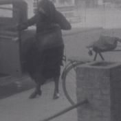 Kenteken: A 21178; Mevrouw de Werd stapt uit haar Ford, foto: still uit de film "Moeders brief" G.A.B. Frinking 1935-1936, coll. GrA (2209-AV22410)