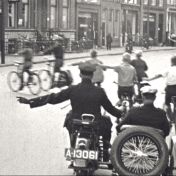 Kenteken: A 13061; Harley Davidson, foto: still uit "Verkeersfilm", C. van der Mei, 1934, coll. GrA (2209-0176)