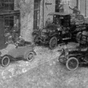 Kenteken: A 3217; Peugeot Bébé, geheel links, op de binnenplaats van Brugstraat 26, ca. 1921, uitsnede foto Conam