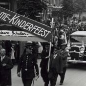 Kenteken: A 17186; Groningen, Gedempte Zuiderdiep, Chevrolet vooraan de stoet auto's t.g.v. Vakantie-Kinderfeest der openbare scholen, 23-07-1931 (2138-3001)