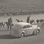 Kenteken: A 30160; Skoda, foto: still uit de film "Wad en Land" A.C.F.O. 1955, coll. GrA (2209-AV14448)