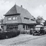 Kenteken: A 11157; Winschoten, Grintweg, Uitspanning "de Hessenbril" ca. 1930 (1986-22450)