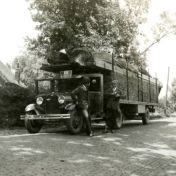 Kenteken: A 18072; Botenvervoer op de trailer van de Ford vrachtwagen, 1932, foto: archief Vindicat Atque Polit (467-2503)