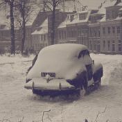 Kenteken: A 14771; Chevrolet, Martinikerkhof, Groningen, foto: still uit de film "Een sombere winterdag", C. R. Tiddens, 1947 coll. GrA (2209-AV14106)