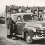 Kenteken: A 39949; Johannes Vincentius den Brinker naast de Chevrolet, Eindhoven, Helmerslaan, 06-03-1948 foto: L. Durksz