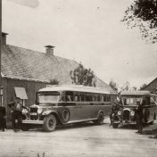 Kenteken: A 10505; De autobusdienst Surhuisterveen-Grootegast-Groningen G.A.M.  ca. 1931 (1986-22210)