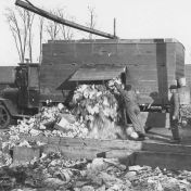 Kenteken: A 6969; Gemeentereiniging: legen van DAAG vuilniswagen, 1932 (1785-17450)