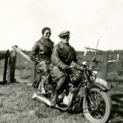 Kenteken: A 20721; Johan Schot en Eke Schot-de Jong op de BSA, 1935 (2138-7717)