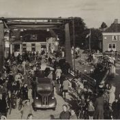 Kenteken: A 37625; Nieuwolda, Hoofdstraat, Opening nieuwe Hamrikkerklapbrug 30-08-1954, foto: <a href='https://hdl.handle.net/21.12105/1a47a336-5bb5-4ba5-a64a-e151b0ef31a0' target='_blank'>Collectie CHC Oldambt / Collecitie de Wal (1-2137)</a>