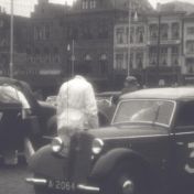 Kenteken: A 2064; Groningen, Grote Markt, DKW bij de start van de Harz-ralley, 29-04-1939, foto: still uit Harz-film, 1939, coll. GrA (2209-AV21967)