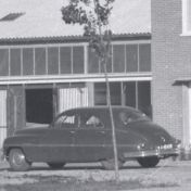Kenteken: A 46459; Packard Super Eight, bij de "Berwi" in Winschoten, 1951, foto: uitsnede 2248-2329; Fotograaf: Fotobedrijf Piet Boonstra