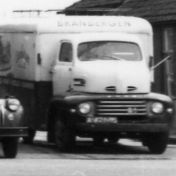 Kenteken: A 42885; Ford, uitsnede foto Streekhistorisch Centrum Stadskanaal
