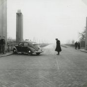 Kenteken: A 34403; Volkswagen,  Julianabrug Veendam 21-01-1951, aanrijding mevrouw Duintjer, foto: collectie Veenkoloniaal Museum (vm 7.3 Po On 12)