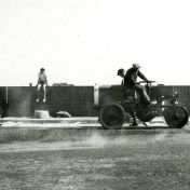 Kenteken: A 21441; Barford, aanbrengen Asfaltbeton Oostersluis 1935, Foto uit fotoalbum Provinciale Waterstaat (2544-3228)