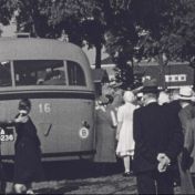 Kenteken: A 30236; Kromhout, still uit de film "De boottocht van het Roode Kruis, 1939 (of) Rode Kruis-excursie 1939. Deel 1", P. Dorhout & H. Leefsma, 08-06-1939, coll. GrA (2209-AV0317)