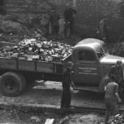 Kenteken: A 35611; Chevrolet vrachtwagen, Groningen, Stoeldraaiersstraat, 1952, foto: uitsnede 2248-2742; Fotograaf: Fotobedrijf Piet Boonstra