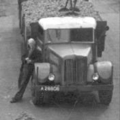 Kenteken: A 28808; Mack, uitsnede foto H. E. Boonstra