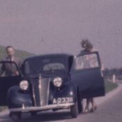Kenteken: A 23311; Fiat 1100 op de Westerzeedijk bij monument 'de Stenen man', Harlingen, ca. 1948, foto: still uit "Huis- tuin- en keukenfilm", 1946-1948, coll. GrA (2209-AV20265)