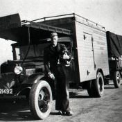 Kenteken: A 21492; Pieter Smit bij zijn Ford, foto: archief W. Mollema