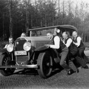 Kenteken: A 7987; Zwagerdag, Woeste Hoeve 02-11-1931 v.l.n.r. Jopie (Josephus Johannes) Woldring, Nico Straatman, Bé Koets, Anton Kuhlmann en Herman van Erp. foto: G. Straatman