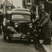 Kenteken: A 36883; Chevrolet, uitsnede foto Veenkoloniaal Museum