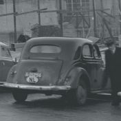Kenteken: A 21256; Matford op de Grote Markt Noordzijde, ca. 1954, foto: uitsnede 2248-4987.jpg; Fotograaf: Fotobedrijf Piet Boonstra